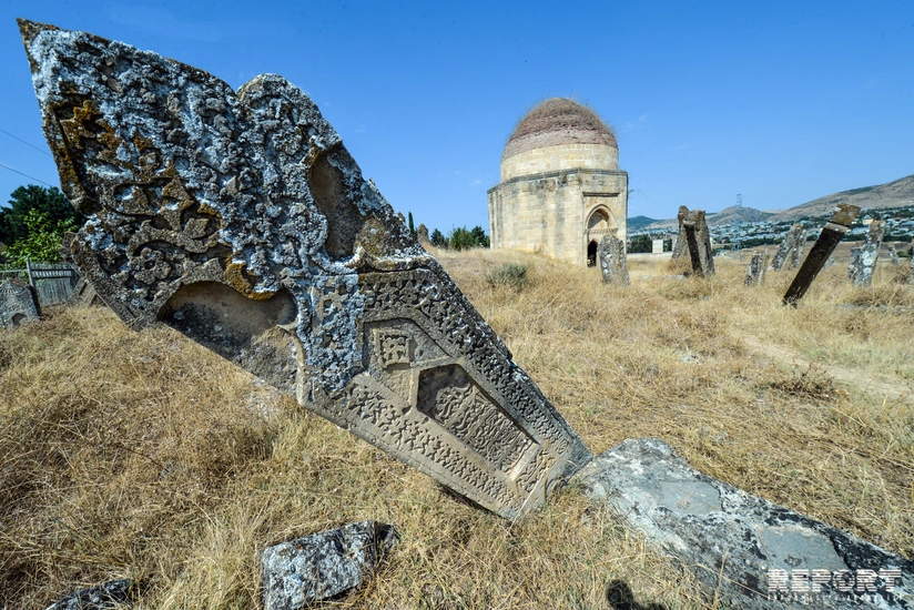Yeddigünbəz qəbiristanlığındakı türbələr dağılır - FOTOREPORTAJ
