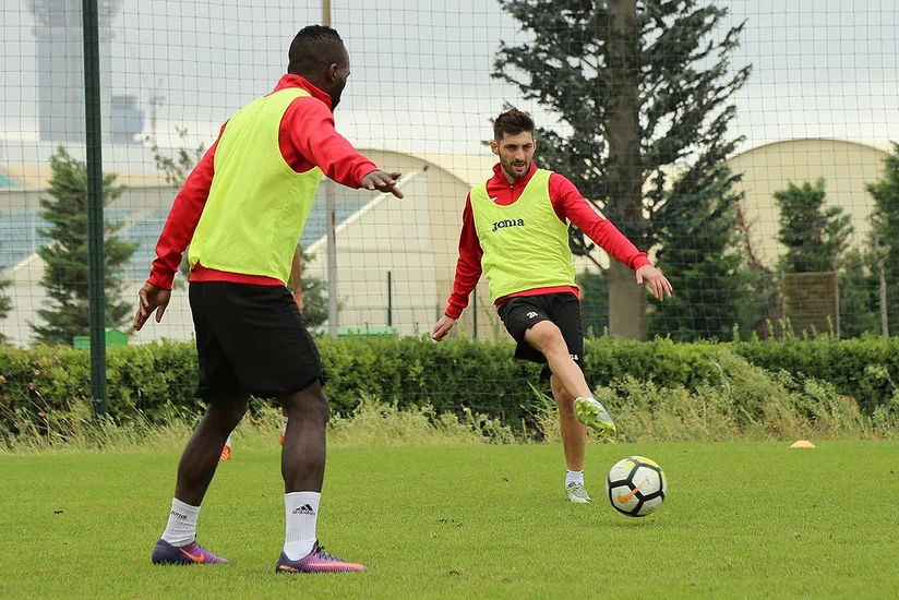 Keşlə yunanıstanlı futbolçu ilə müqavilə bağlayıb