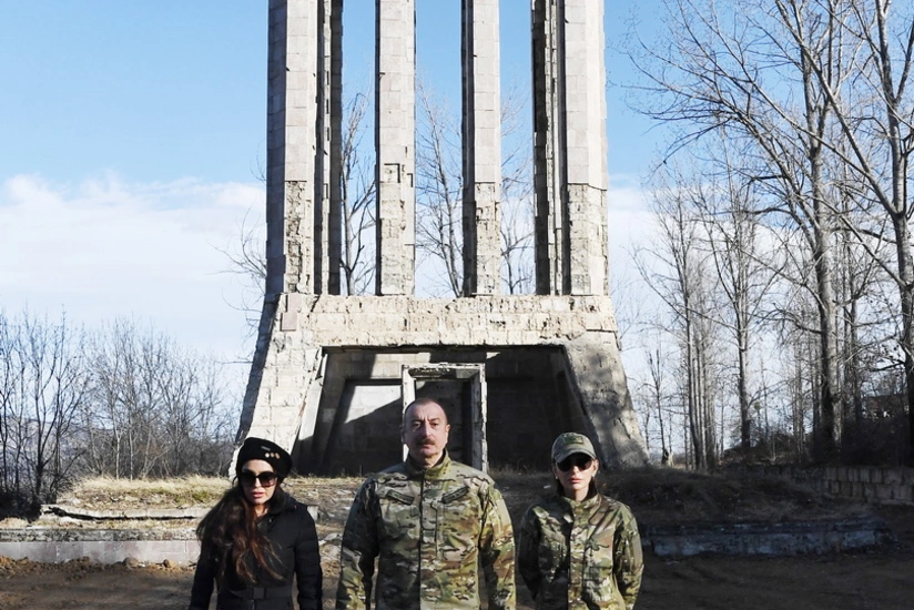 Ильхам Алиев посетил мавзолей Вагифа в Шуше