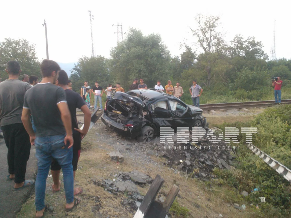 Azərbaycanda qatar avtomobil ilə toqquşub - FOTO