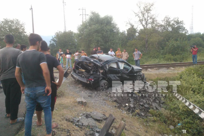 Azərbaycanda qatar avtomobil ilə toqquşub - FOTO