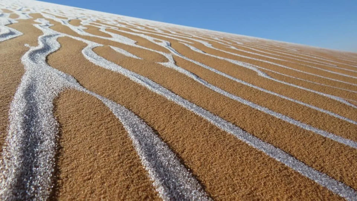 В пустыне Сахара выпал снег