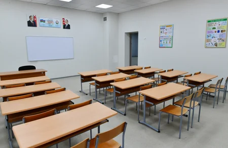 İlham Əliyev Sarayda yeni inşa edilən məktəbdə yaradılan şəraitlə tanış olub