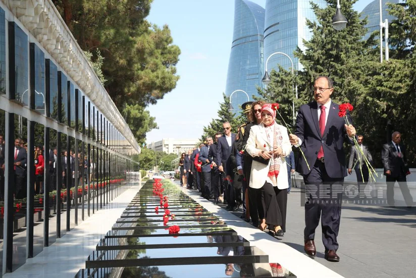 ​Zəfər Günü münasibəti ilə Bakıda Şəhidlər xiyabanı və Türk şəhidliyi ziyarət olunub