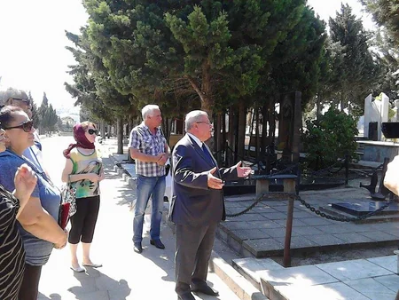 Milli Dram Teatrının kollektivi Səyavuş Aslanı məzarı başında anıb