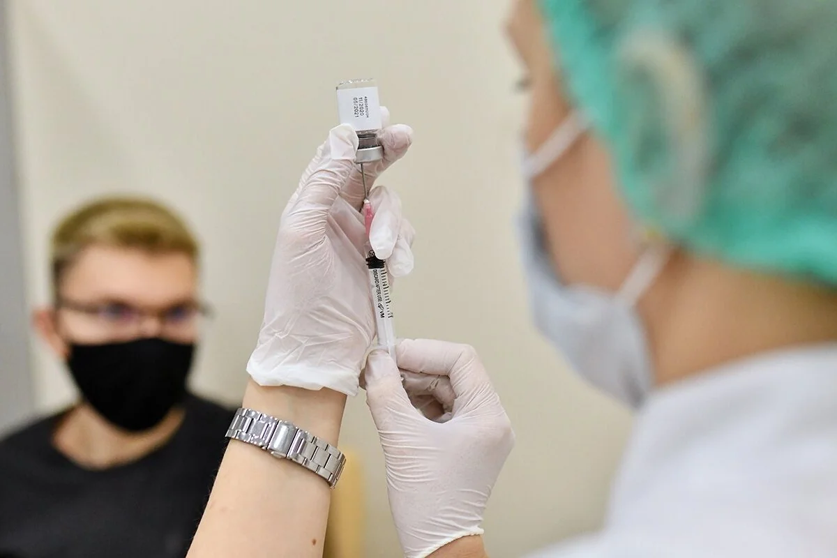 В Великобритании началась вакцинация подростков от COVID-19