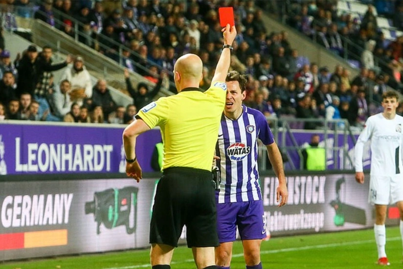 Almaniyada hakimə tüpürən futbolçuya ağır cəza verilib