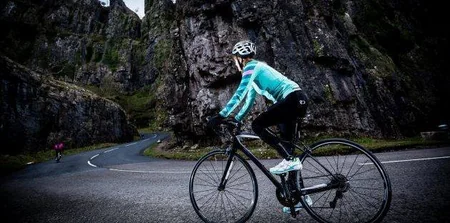 Yolu bölüşə bilməyən avtomobil sürücüləri və velosipedçilər, çatışmayan məşqçilər və bahalı velosipedlər - TƏHLİL