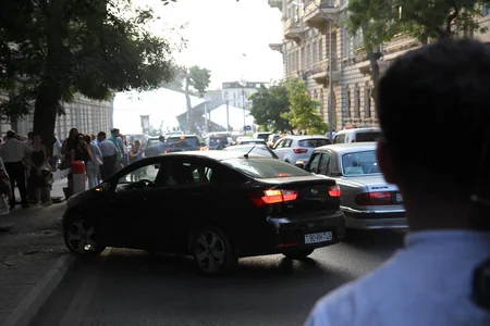 Bakının bir çox küçə və prospektlərində tıxac yaranıb