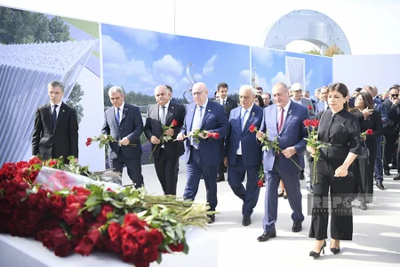 Anım Günü ilə əlaqədar Zəfər parkına ziyarət başlayıb