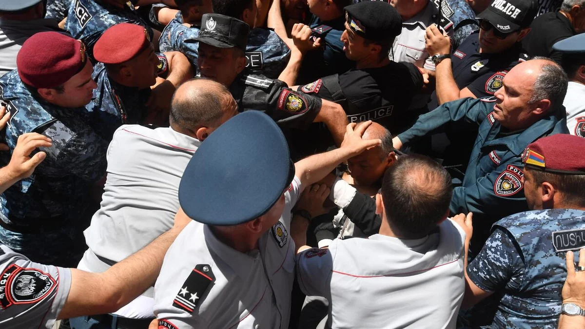 Ermənistanda bir qrup insan 44 günlük müharibənin nəticələrinə görə aksiya keçirir