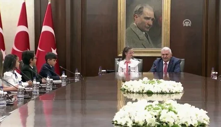 Türkiyənin baş naziri kreslosunu 11 yaşlı məktəbliyə “təhvil verib”
