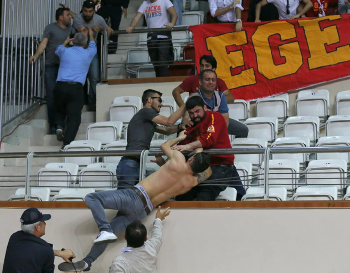 ​Fənərbağça - Qalatasaray matçından öncə azarkeşlər arasında toqquşma baş verib