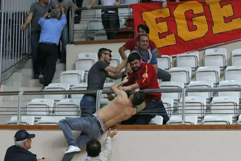 ​Fənərbağça - Qalatasaray matçından öncə azarkeşlər arasında toqquşma baş verib