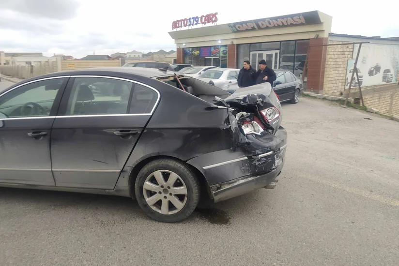 Sumqayıtda yol qəzası olub, böyük tıxac yaranıb - FOTO