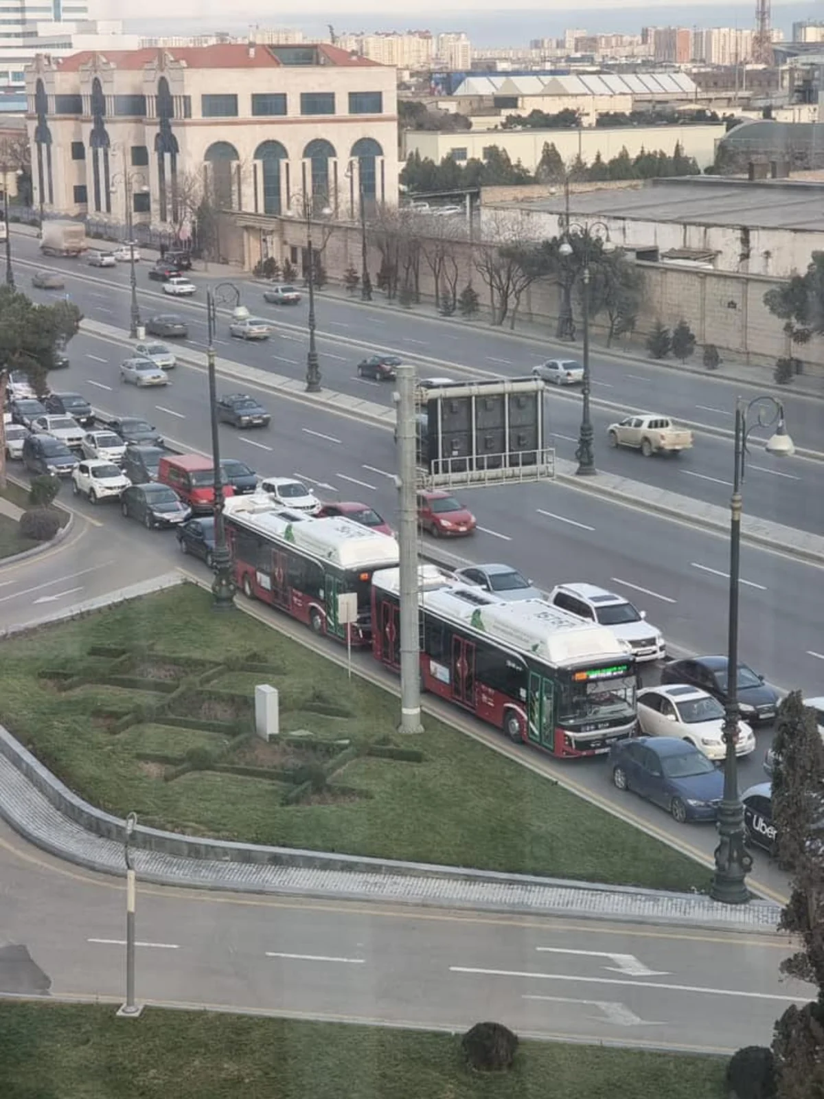 Bakıda yolun ortasına beton qarışığının tökülməsi sıxlığa səbəb olub
