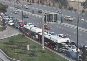 Bakıda yolun ortasına beton qarışığının tökülməsi sıxlığa səbəb olub