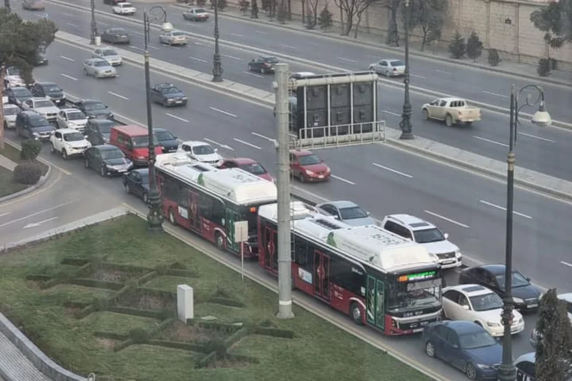 Bakıda yolun ortasına beton qarışığının tökülməsi sıxlığa səbəb olub