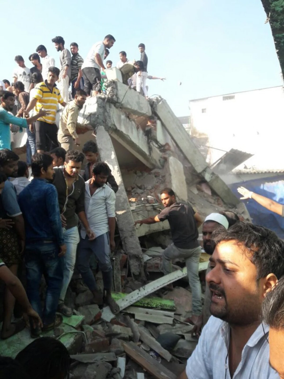 Residential building collapse in India leads to death and injury - VIDEO
