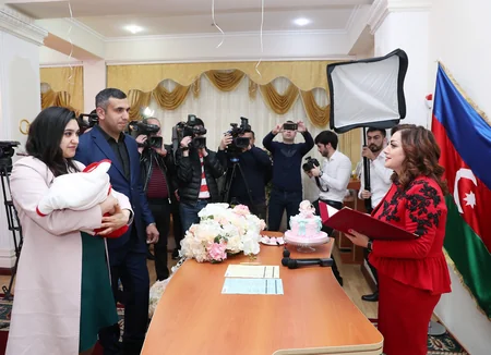 Azərbaycanın 10 milyonuncu sakininin doğum haqqında şəhadətnaməsi onun valideynlərinə təqdim olunub