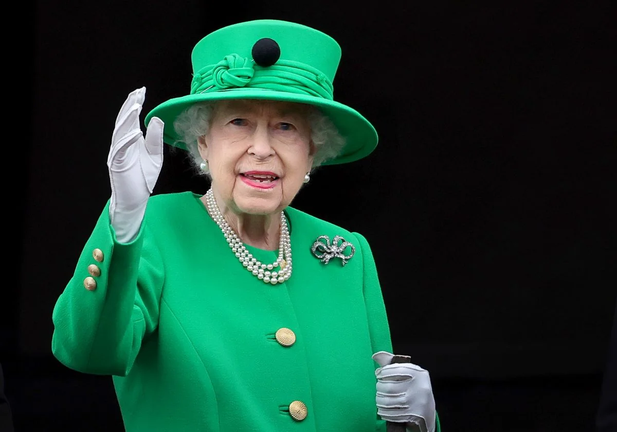 Britaniya kraliçasının rəsmi ölüm şəhadətnaməsi yayılıb