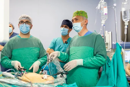 Bakıda canlı yayımda minimal invaziv yolla orqanqoruyucu əməliyyat icra olunub
