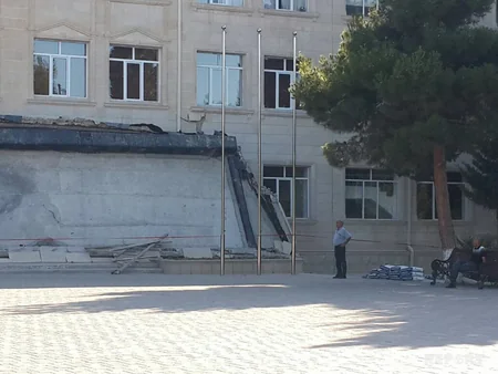 Sumqayıt Dövlət Universitetinin əsas binasının girişi uçub - FOTO