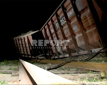 Azərbaycanda yük qatarı aşıb - FOTO