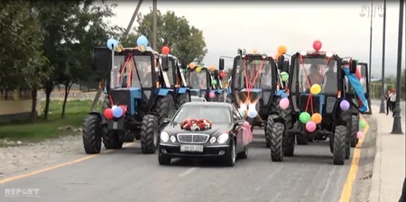 Şəkidə gəlin maşını şadlıq sarayına traktorların müşayiəti ilə gətirilib - FOTO