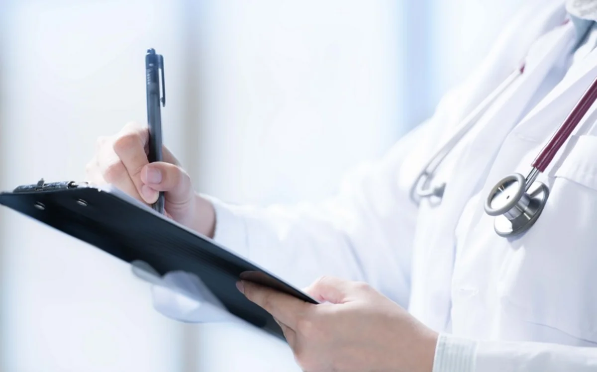 Qobuda əri tərəfindən bıçaqlanan qadının Kliniki Tibbi Mərkəzdə müalicəsi davam etdirilir