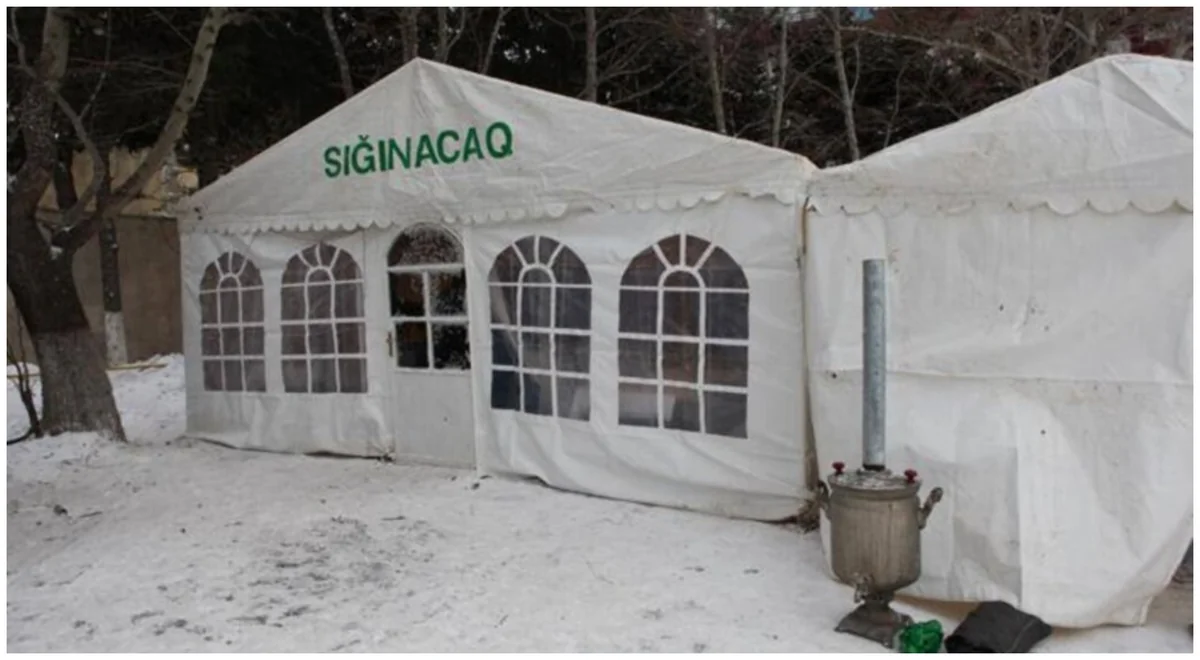 Bakıda qarlı havada isinməyə ehtiyacı olanlar üçün çadırlar quraşdırılır