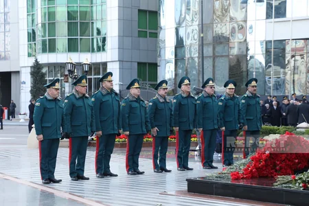 Представители Минобороны и ГПС посетили памятник Крик матери