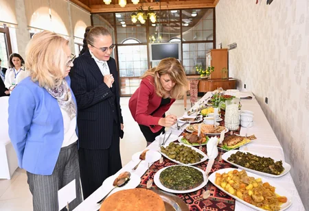 Bolqarıstanın birinci xanımı Azərbaycan milli mətbəxinin nümunələri ilə tanış olub
