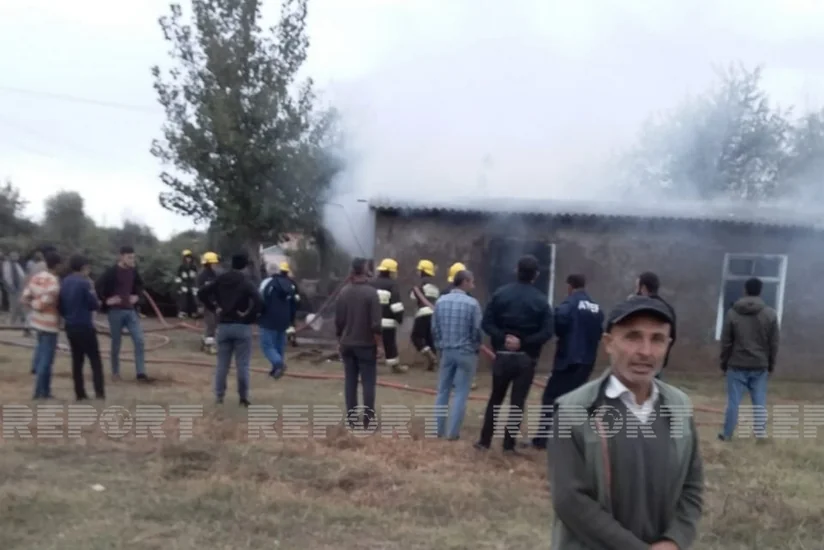 Biləsuvarda ev yanıb