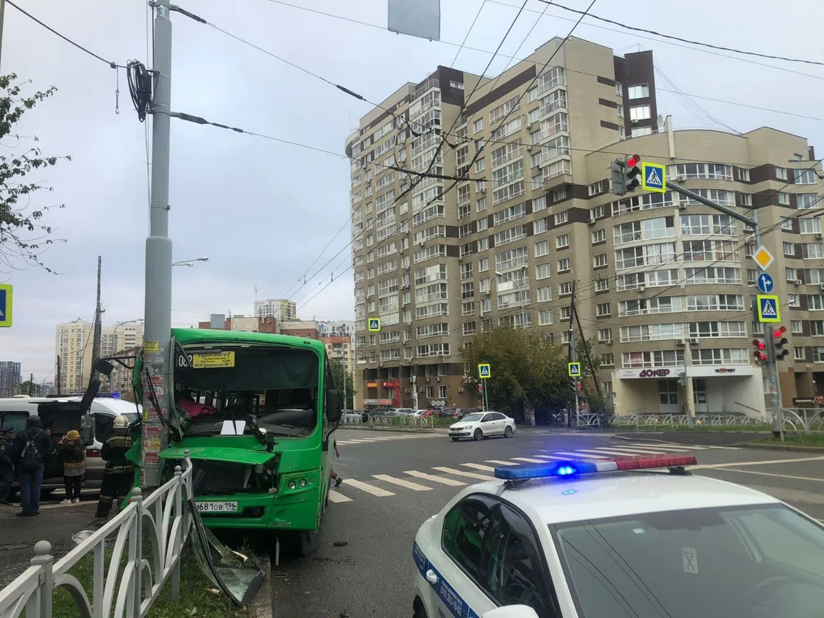 В России автобус врезался в столб, пострадали 11 человек