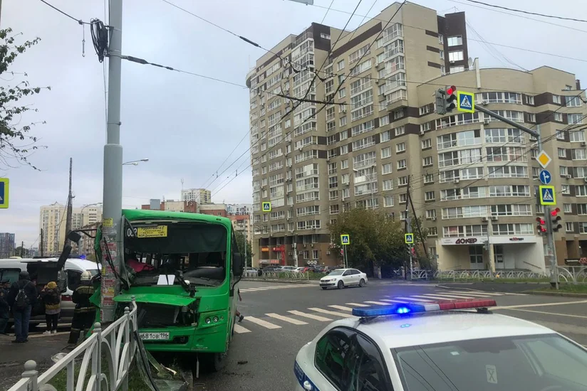 В России автобус врезался в столб, пострадали 11 человек