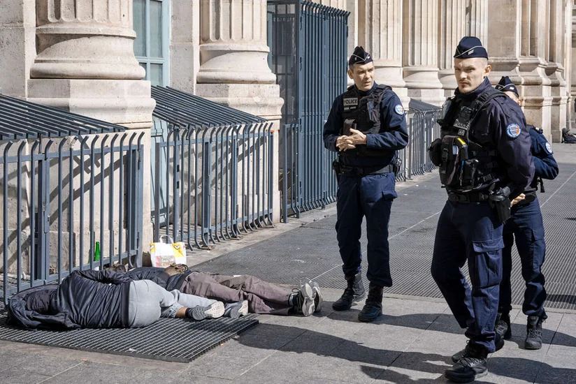 СМИ: Власти Франции насильно выселяют бездомных и мигрантов из Парижа перед играми