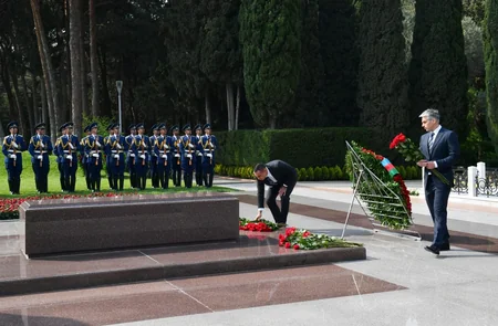 İlham Əliyev, Mehriban Əliyeva və ailə üzvləri Heydər Əliyevin Fəxri xiyabanda məzarını ziyarət ediblər