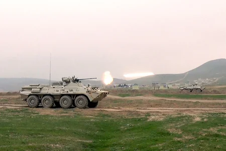Kursantlar artilleriya qurğularından praktiki döyüş atışları icra edir - VİDEO
