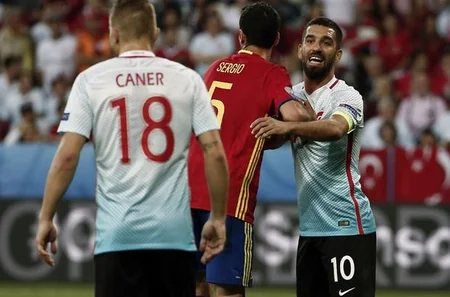 Türkiyə - İspaniya matçında azarkeşlər Arda Turanı fitə basıblar