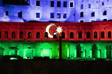 Qədim Romanın “Mercati di Traiano” abidəsi Azərbaycan bayrağının rəngləri ilə işıqlandırılıb