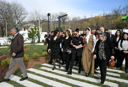 Prezident və birinci xanım Ağdərənin Həsənriz kəndində sakinlərlə birlikdə Novruz tonqalını alovlandırıblar - YENİLƏNİB