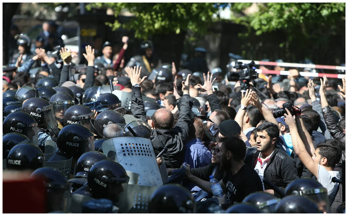 Protesters block roads in Yerevan