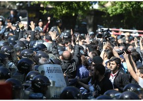Yerevanda etirazçılar yolları bağlayır