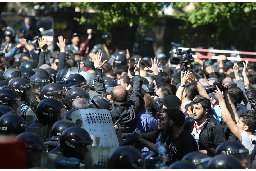Yerevanda etirazçılar yolları bağlayır