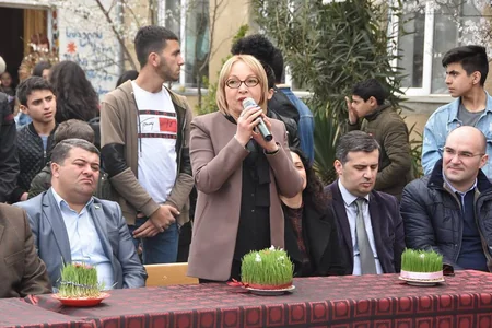 Gürcüstanda nazir müavini azərbaycanlı məktəblilərin Novruz şənliyinə qatılıb