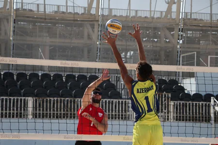 Çimərlik voleybolu üzrə ölkə çempionatında yarımfinal və bürünc medal uğrunda oyunlar keçirilib