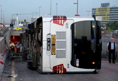 ​İstanbulda metrobus 5 metr hündürlükdən aşıb, 10 nəfər yaralanıb