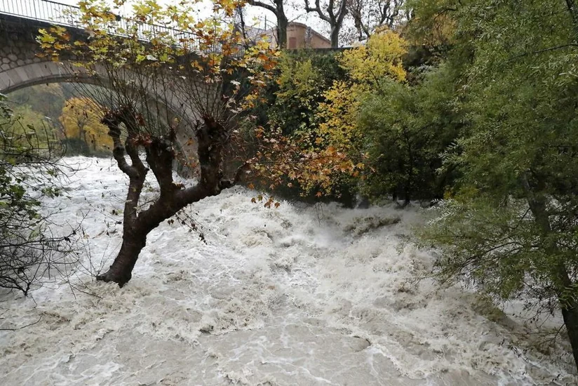 В двух департаментах Франции объявлен красный уровень опасности из-за наводнений