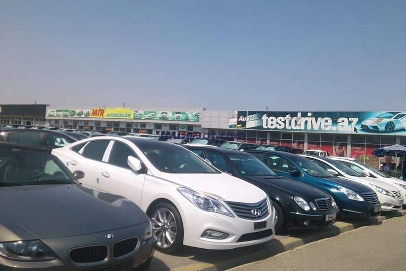 Avtomobillərin ön şüşəsinin yuxarısına rəngli plyonka bərkidilməsi qadağan olunur